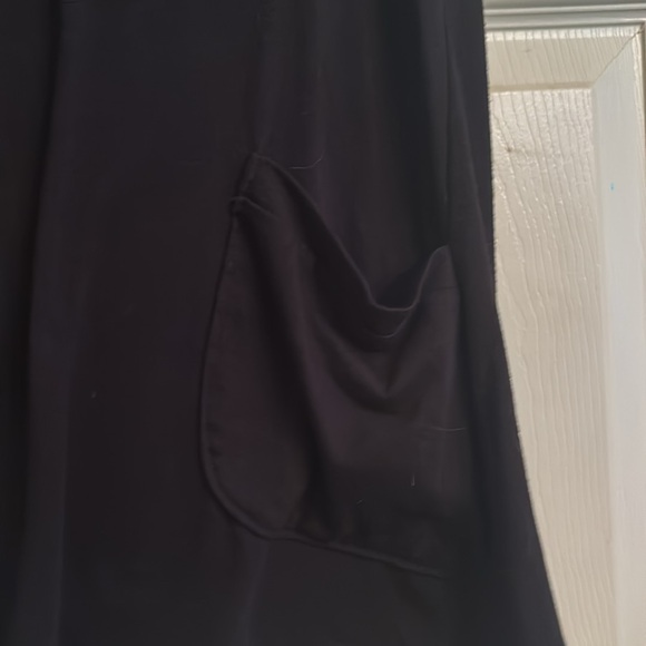 Sleeveless 🐢 Neck with Pockets - Picture 2 of 3